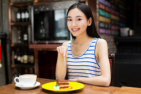 女人喝咖啡和吃早饭.图片