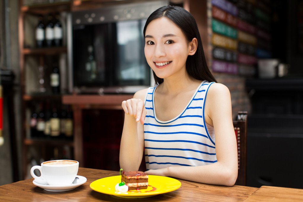 女人喝咖啡和吃早饭.图片