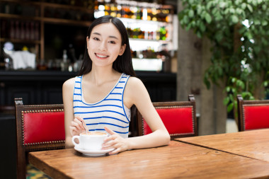 可愛的亞洲女人喝咖啡