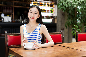 可爱的亚洲女人喝咖啡