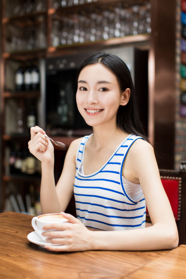 咖啡的漂亮女孩
