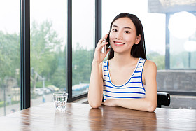 女孩在讲电话