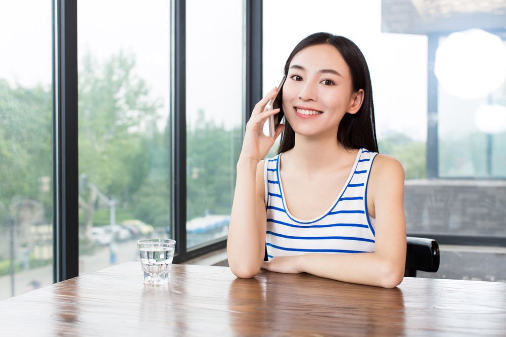 女孩在讲电话