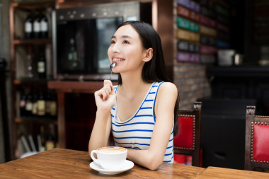 课间休息时喝咖啡的年轻女孩