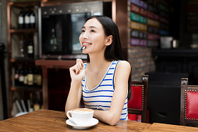 课间休息时喝咖啡的年轻女孩