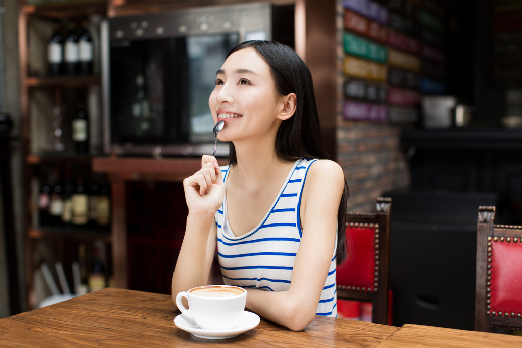 课间休息时喝咖啡的年轻女孩