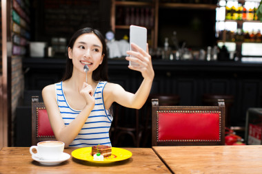 年輕漂亮的女孩，與移動電話