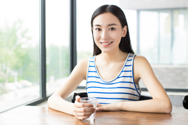 女孩休闲时间图片