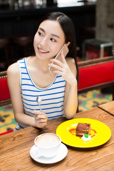 年輕漂亮的女孩，與移動(dòng)電話(huà)