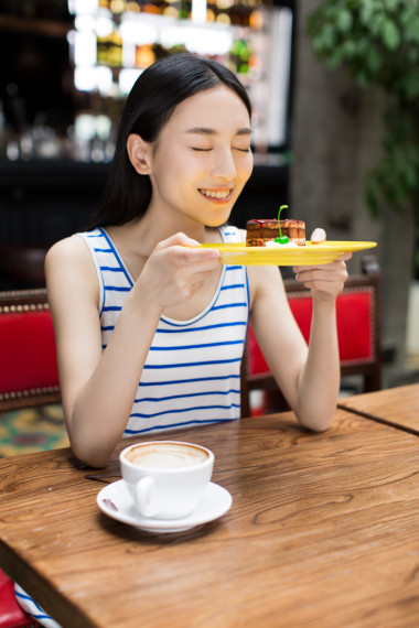 享受美味的甜點(diǎn)照片