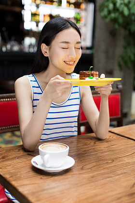 享受美味的甜点照片