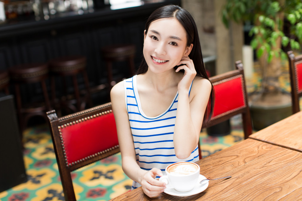 咖啡馆开始她的一天 咖啡馆开始她的一天