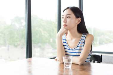 漂亮的女學(xué)生，在一家咖啡店