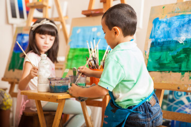 小孩子在繪畫上工作