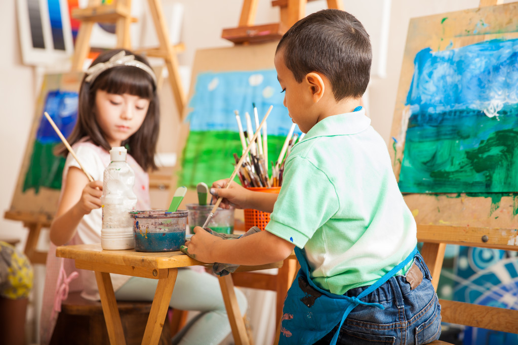 小孩子在绘画上工作