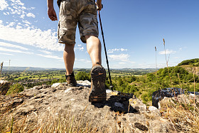 徒步旅行者在一条山路上徒步旅