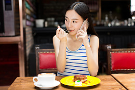 留着长头发的漂亮女模特.图片