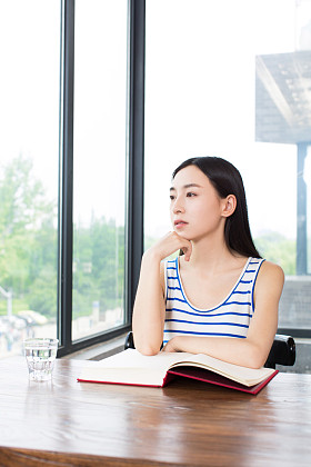 女孩独自和看风景图片