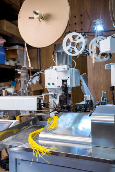 制造工厂。压接的导线在机器上