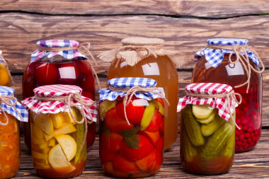 很多壇子的食物