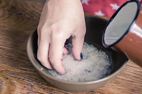 洗水稻田的女人