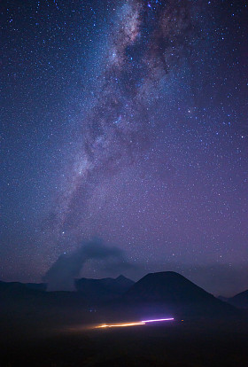 银河系在婆罗摩火山图片