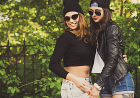 两个年轻时髦的女孩朋友一起玩乐