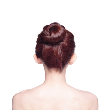 美麗的女人回來查看照片