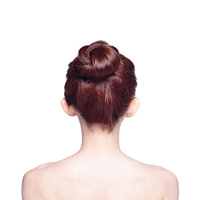 美丽的女人回来查看照片