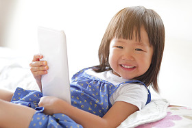 使用 tablet pc 的女孩