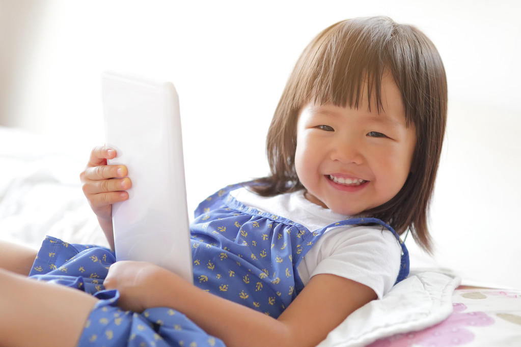 使用 tablet pc 的女孩 使用 tablet pc 的女孩