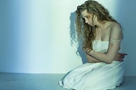 绝望的强奸受害者在创伤