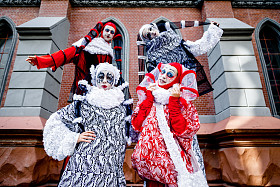 四个开朗小丑图片