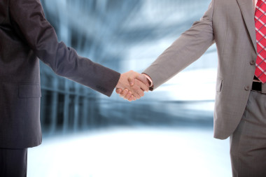 在辦公室的握手