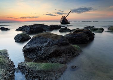 遇难的船上石的海滩，泰国照片