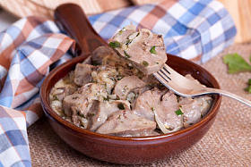 红烧猪肉舌在一个碗