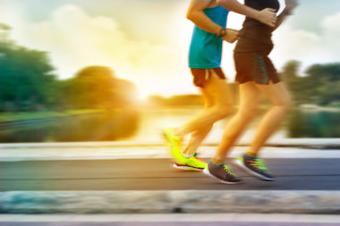 抽象多彩多姿的人们在公园里，粉彩运行和模糊概念