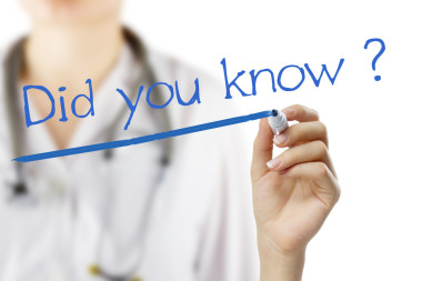 女医生用听诊器写作"你知道吗?"。手拿着钢笔上白色孤立。医疗背景.