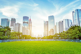 公共绿地和摩天大楼照片