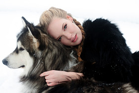 雪狼犬的年轻女子图片