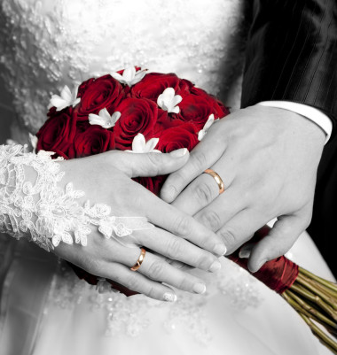 手中的鲜花背景只是已婚夫妇图片