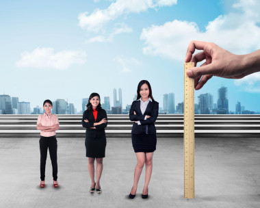 手控股木尺，測員工績效