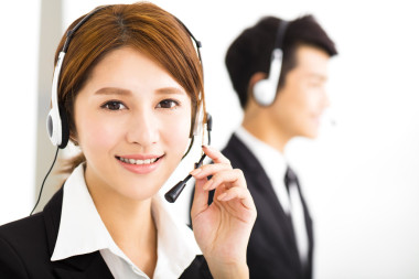 年輕的商界人士與耳機(jī)在辦公室工作