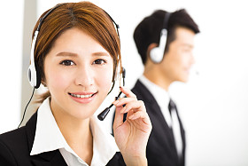 年轻的商界人士与耳机在办公室工作