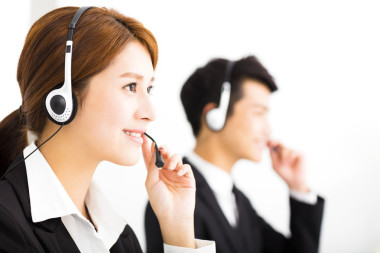 年輕的商界人士與耳機(jī)在辦公室工作