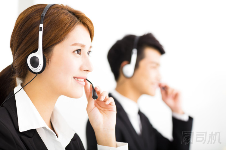 年輕的商界人士與耳機在辦公室工作