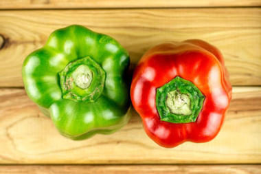 空中的綠色和紅色甜椒切菜板上