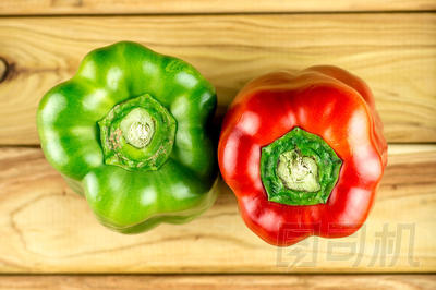 空中的綠色和紅色甜椒切菜板上