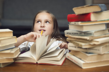 女學(xué)生看書，準(zhǔn)備考試圖片