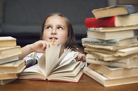 女学生看书，准备考试图片
